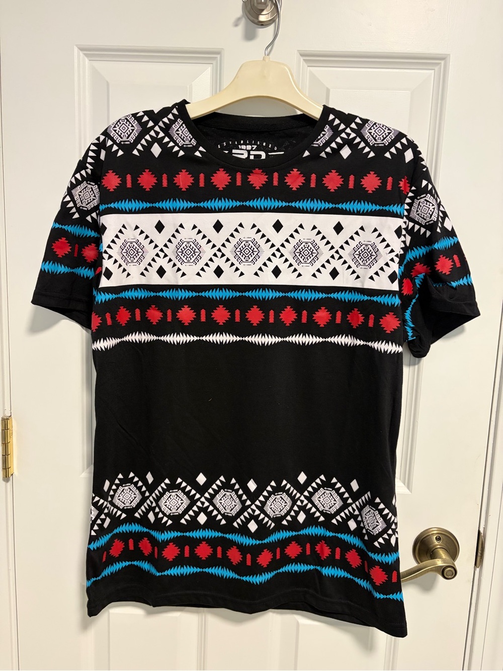 Retro Distrikt men’s short sleeve multicolored tee. Size XL.  Excellent cond